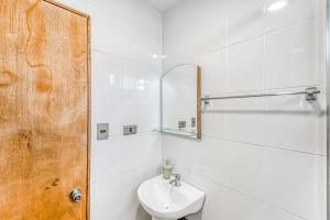 Salle de bains dans l'établissement Serenity Cabin 2B W/Wifi, Smart TV & Parking.