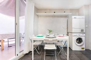 a dining room with a table and a washing machine at Confort y relax centro in Valencia