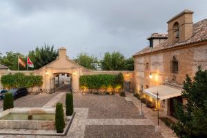 an estate with a courtyard with a fountain at Parador de Almagro in Almagro
