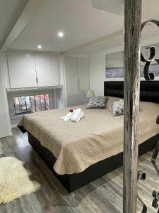 um quarto com uma cama com uma toalha em Duplex situé a 2min de la gare du nord em Bruxelas