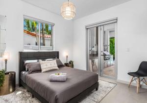 Una cama o camas en una habitación de Exotic 5 Bedroom Villa In South Miami