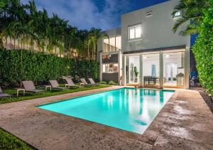 una piscina di fronte a una casa di Exotic 5 Bedroom Villa In South Miami a Miami