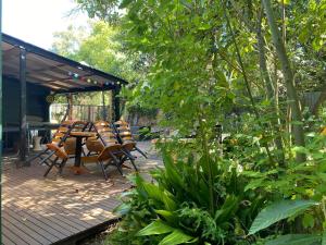una terrazza con sedie e un tavolo in giardino di Large Coastal Cottage a Inverloch