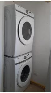a washing machine and a dryer in a room at APARTAMENTO 3 habitaciones y piscina a solo 15 minutos del aeropuerto in Panama City