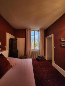 - une chambre avec un grand lit et une grande fenêtre dans l'établissement Apartment Bonnard - best view in Dijon, à Dijon
