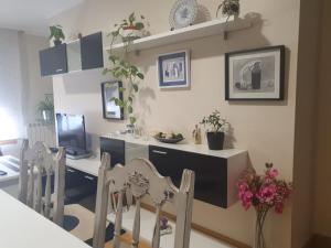 CASA NOGUEIRA في أياريز: غرفة بها مكتب مع كراسي وكمبيوتر