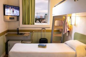 マリンガにあるHUS Hotel MARINGAの病院(ベッド2台、テレビ付)