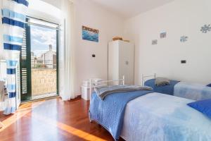 A bed or beds in a room at Acquamarina