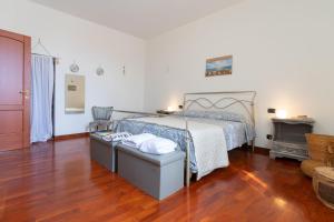 A bed or beds in a room at Acquamarina