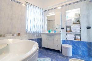 A bathroom at Acquamarina
