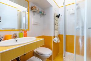 A bathroom at Acquamarina