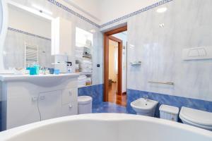 A bathroom at Acquamarina