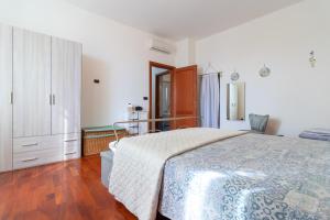 A bed or beds in a room at Acquamarina