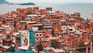 una ciudad con edificios coloridos y el océano en el fondo en Hostel Yes Brasil, en Río de Janeiro