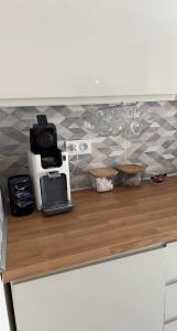 A cozinha ou cozinha compacta de F3 meublé avec cuisine équipée