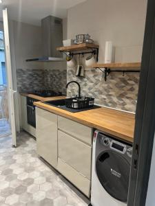 A cozinha ou cozinha compacta de F3 meublé avec cuisine équipée