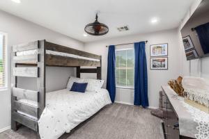 Schlafzimmer mit Etagenbett und blauen Vorhängen in der Unterkunft Gilbert Island Vibe Relaxation Getaway in Gilbert