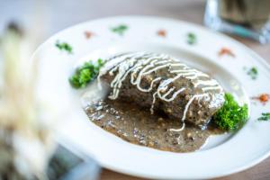 Makanan di atau berdekatan hotel
