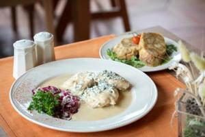 Makanan di atau berdekatan hotel