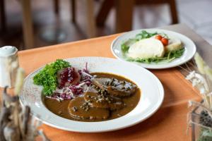 Makanan di atau berdekatan hotel