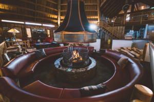 Teton Teepee Lodge في Alta: حفرة نار في وسط الغرفة