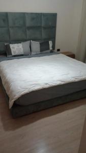 馬拉喀什的住宿－Prestigia golf piscine appartement lux opale 3 chambre，卧室配有一张白色大床和床头板