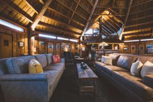 Teton Teepee Lodge في Alta: غرفة معيشة كبيرة مع كنب وطاولة