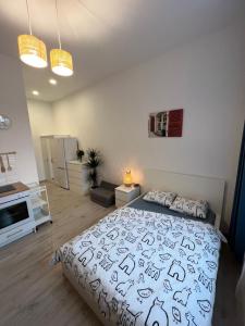 1 dormitorio con 1 cama y TV en White Apartments, en Katowice