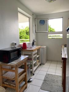 Kuchyň nebo kuchyňský kout v ubytování f3 location saisonnière détente tranquillité et belle vue