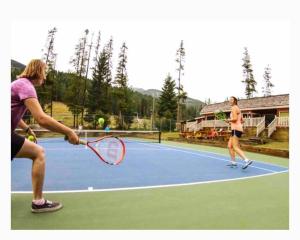 zwei Frauen auf einem Tennisplatz in der Unterkunft Aurora Townhomes by FantasticStay in Panorama