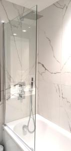 y baño con ducha y puerta de cristal. en Exceptional 1King Lifestyle Apartment - Centrally located en Birmingham
