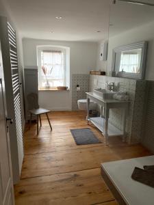 Un baño con lavabo e inodoro en una habitación. en Residenz Moselliebe, en Traben-Trarbach