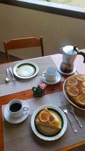 einen Tisch mit Tellern und einer Tasse Kaffee in der Unterkunft Pousada Canto das Cachoeiras in Vale do Capao
