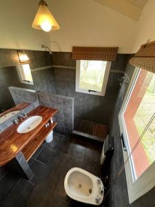 un baño con lavabo e inodoro en El Lucero, estancia, en Mar de Ajó 50 fotos más