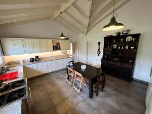 Una cocina grande con una mesa y una encimera. en El Lucero, estancia, en Mar de Ajó