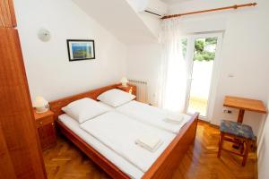 Ένα ή περισσότερα κρεβάτια σε δωμάτιο στο Apartments by the sea Slatine, Ciovo - 1139
