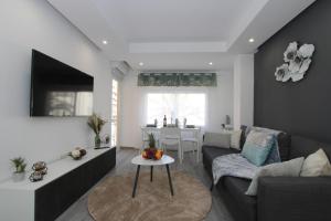 een woonkamer met een bank en een tafel bij San Rafael Apartment Los Boliches in Fuengirola