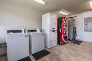 Kuchyň nebo kuchyňský kout v ubytování Studio 6-El Paso, TX - East