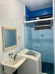 a bathroom with a toilet and a sink at Kit do ALEX - AVIAÇÃO - a uma esquina da praia - Ar Condicionado in Praia Grande