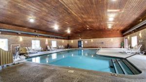 una gran piscina en un edificio con techo de madera en Studio 6 Altoona IA Des Moines East, en Altoona