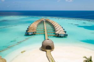 ダンゲシにあるOutrigger Maldives Maafushivaru Resortの海のモルディブリゾートの空中ビュー