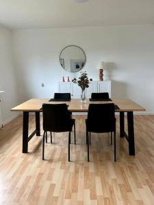 uma mesa de jantar com cadeiras e um espelho em Apartment in the center of Tórshavn, free parking. em Tórshavn