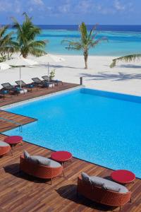 Bazén v ubytování OUTRIGGER Maldives Maafushivaru Resort - 25 percent discount on transfers for min 4 nights stay and more, valid for reservations between 01 July till 22 Dec 2025 nebo v jeho okolí + 37 fotografií