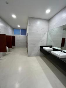 łazienka z 2 umywalkami i 2 lustrami w obiekcie Hotel Refugio w mieście San Juan de los Lagos