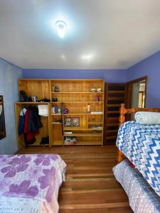 1 dormitorio con 2 camas y armarios de madera en Chácara paraíso dá paz, en Nova Petrópolis