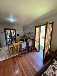 cocina con mesa de madera y comedor en Chácara paraíso dá paz, en Nova Petrópolis