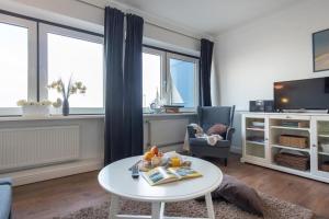 TV a/nebo společenská místnost v ubytování Strandhotel-Heiligenhafen-Wohnung-120-Wellenreiter-Typ-II