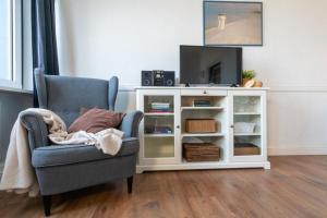 TV a/nebo společenská místnost v ubytování Strandhotel-Heiligenhafen-Wohnung-120-Wellenreiter-Typ-II