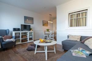 TV a/nebo společenská místnost v ubytování Strandhotel-Heiligenhafen-Wohnung-120-Wellenreiter-Typ-II