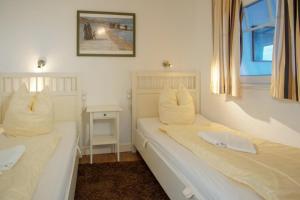 Postel nebo postele na pokoji v ubytování Strandhotel-Heiligenhafen-Wohnung-120-Wellenreiter-Typ-II